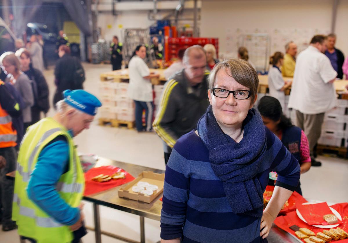 Yhteisen pöydän palveluesimies Hanna Kuisman arvion mukaan muutama tuhat ihmistä viikossa hyötyy Yhteisen pöydän toiminnasta.